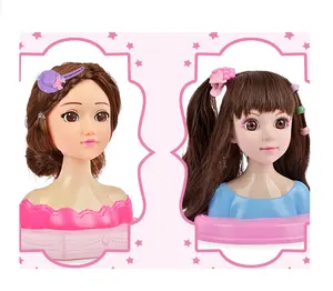 女孩玩具模拟她身体的一半穿着和制作公主娃娃玩具