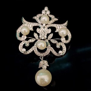 Broche en perles d'eau douce rondes de style rétro noble de 11-12 mm, bijoux chic en forme de fleur, design de poitrine, beauté imparfaite à la mode - Product Image 1