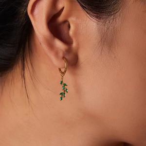 Pendientes de Lujo de Alta Calidad que no se desvanecen, con Esmeralda y Zirconia, de Acero Inoxidable y Oro de 18k, Diseño Mixto - Product Image 4