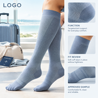 Chaussettes de compression sportives bleu clair à compression graduée pour mollets, avec tableau de mesure, manchette plus large et densité de tricot à bout plat