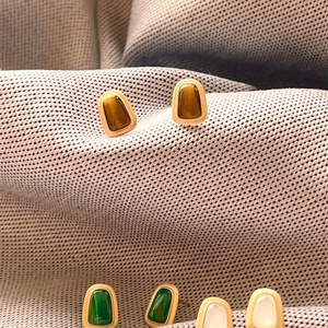 Pendientes de Oro Sólido de 18K Xinfly con Piedras Preciosas Orgánicas AU750, Malaquita, Madreperla, Ojo de Tigre, Joyería Fina Minimalista para Mujer - Product Image 4