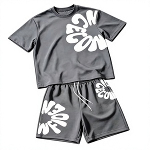 เสื้อเชิ้ตและกางเกงขาสั้นสไตล์วินเทจลำลองพิมพ์ลายดาวสีแดงเข้มคุณภาพสูงสำหรับฤดูร้อน ดีไซน์หรูหราแบบสตรีทแวร์ พร้อมลายพิมพ์ตัวอักษร - Product Image 1