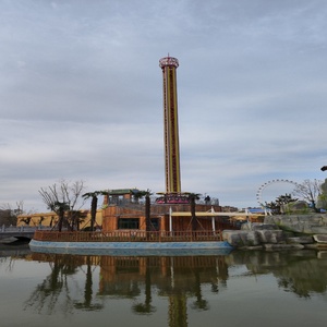 Manège mobile de Noël sur remorque, Tour de chute de 40m en fibre de verre pour parcs d'attractions extérieurs, équipement de fête foraine en promotion - Product Image 1