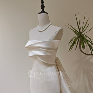 Vestidos de Novia Sirena Ajustados de Satén Color Marfil con Cuello Barco y Lazo, Estilo Boho LY104 - Product Image 3