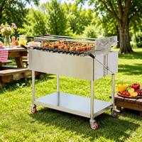 Grill à brochettes au charbon de bois commercial avec tiges rotatives manuelles, chariot de barbecue mobile avec étagère de rangement pour la restauration