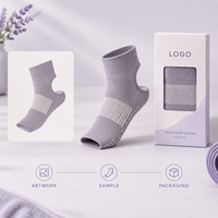 Chaussettes de yoga sans orteils à talon ouvert, avec grip crème, ajustement flexible, couverture directionnelle, construction à bout plat, en maille respirante pour studio
