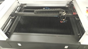 Vente directe d'usine Machine de gravure et de découpe au laser CO2 Moteur Leadshine Ruida Contreplaqué Acrylique Bois Papier Caoutchouc MDF Cristal - Product Image 2