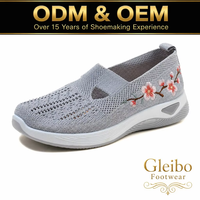 Damen Hollow Fly Knit Keilabsatz-Sneaker mit Pflaumenblüten-Stickerei, Slip-On Loafers, Atmungsaktive Weiche Komfort-Walkingschuhe für Herbst und Freizeit