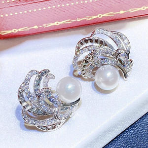 E4037 Orecchini a perla in oro bianco con design floreale e montatura a griffe, gioielli di lusso da donna - Product Image 3