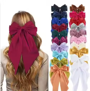 Barrette à cheveux personnalisée faite à la main avec nœud noir en ruban, tendance pour femmes et filles, accessoires en tissu, attache pour cheveux - Product Image 2