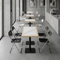 Ensemble de salle à manger industriel, tables en bois massif texturé et chaises pliantes en acrylique transparent pour cafés