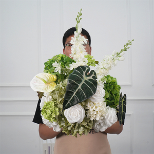 Arrangement élégant de boules de fleurs en soie vertes et blanches réalistes pour mariage, fête des mères, décoration intérieure - Taille personnalisable - Product Image 1