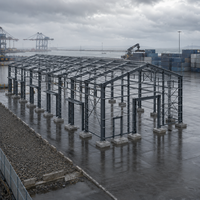 Entrepôt de fret portuaire, stockage de marchandises, consolidation logistique, transbordement, dépôt, bâtiment en structure métallique