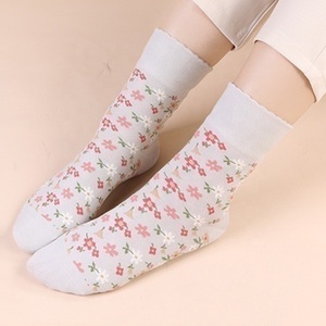 Vente en gros de <span class=keywords><strong>chaussettes</strong></span> à motifs floraux élégants, <span class=keywords><strong>chaussettes</strong></span> en coton à motif floral décontractées pour femmes - Product Image 2