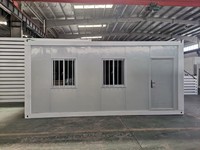 Petit garage contemporain avec porte électrique, conteneur pliable personnalisé en kit pour ferme extérieure