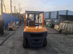 Chariot élévateur TCM d'occasion de 5 tonnes, mât à 2 étages, moteur diesel, faible nombre d'heures, hauteur de levage de 3000 mm, boîte de vitesses, moteur bien entretenu, prêt à travailler - Product Image 3