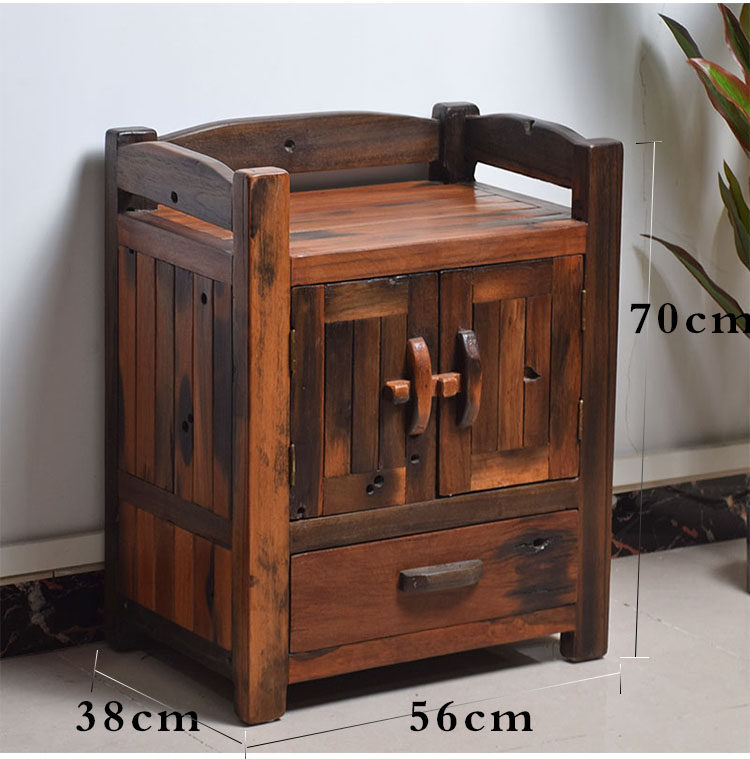 Una barca centenaria lascia una barca di dieci anni