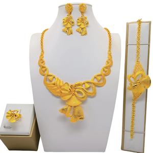 インドの花嫁のためのアフリカのナイジェリア中空フラワーネックレスブレスレットジュエリーセットゴールドメッキ結婚指輪を出荷する準備ができています - Product Image 3