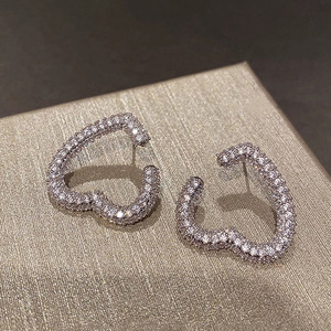 Orecchini pendenti da donna a cuore aperto con pavé completo di zirconi, gioielli alla moda - Product Image 2