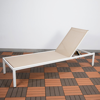 Chaise longue d'extérieur beige en maille avec dossier réglable et roulettes pour piscine, jardin, plage