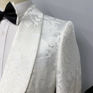 Traje de 3 Piezas para <span class=keywords><strong>Hombre</strong></span> con Solapa de Chal Jacquard Floral Blanco y Emblema de Logotipo Personalizado, para Boda o Fiesta de Graduación, con Bolsillo con Solapa y Ribete de Satén - Product Image 6