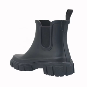 YL3555 Vente en gros <span class=keywords><strong>de</strong></span> bottes <span class=keywords><strong>de</strong></span> <span class=keywords><strong>pluie</strong></span> Chelsea pour femmes, en caoutchouc, imperméables, noires, unisexes, à la mode, personnalisées - Product Image 4