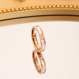 Anillo de titanio de diseño exclusivo con tres diamantes y efecto de gota de aceite, estilo ligero y lujoso para mujer, sin decoloración - Product Image 6