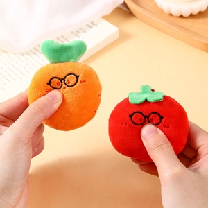 Llaveros de peluche de comida de dibujos animados, bonitos adornos colgantes y colgantes de zanahoria, patata y tomate caramelizados, accesorio suave y chirriante, venta al por mayor - Product Image 4