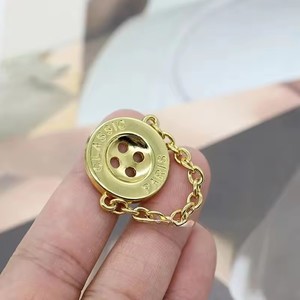 Bottone a 4 fori <span class=keywords><strong>con</strong></span> catena per abbigliamento camicia da uomo e da donna giacca a vento <span class=keywords><strong>con</strong></span> <span class=keywords><strong>bottoni</strong></span> rotondi in lega per incisione a <span class=keywords><strong>bottoni</strong></span> metallici - Product Image 4