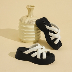 Sandales pour femmes à plateforme respirantes antidérapantes confortables OEM ODM épaisses vendues en gros pour l'<span class=keywords><strong>été</strong></span> <span class=keywords><strong>2022</strong></span> - Product Image 4