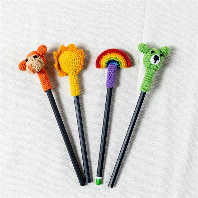 Desain baru Atasan pensil hewan Crochet beruang rajut atasan pensil Amigurumi pelangi