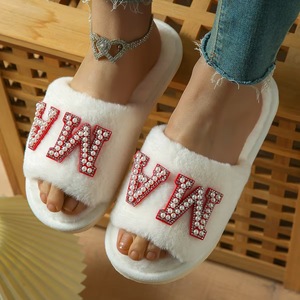 ¡Novedad de 2025! Zapatillas cálidas de felpa MA con letras de perlas bonitas para mujer en otoño e invierno, zapatillas de algodón para interiores con estilo Ins - Product Image 1