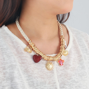 <span class=keywords><strong>Collier</strong></span> Multicouche de Mode Plage en Métal Doré Fait Main avec Pendentifs Crabe, Fleur, Coquillage et Hippocampe - Product Image 2