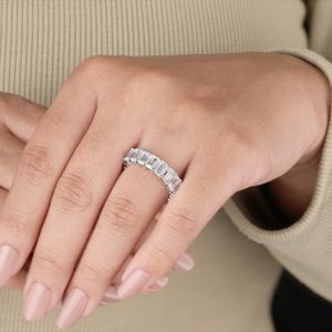 Anillo de Eternidad de Lujo en Oro de 14K con Moissanita Corte Esmeralda para Mujer, Anillo de Boda Brillante con Diamantes Cultivados en Laboratorio, de Alta Gama - Product Image 3