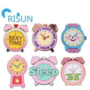 Usine métal Unique Badges doux dur émail épinglette Kawaii montre bijoux broche personnalisé dessin animé heure du coucher réveil broche Badge - Product Image 1