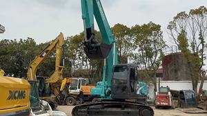 รถขุดขนาดเล็ก Kobelco SK210LC มือสอง น้ำหนักใช้งาน 22 ตัน พร้อมเครื่องยนต์ Cummins เกียร์ Kawasaki ปั๊ม และลูกปืน - Product Image 4