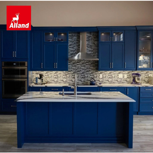 Mobile da Cucina Personalizzato Alland in Stile Moderno con Finitura Laccata Opaca, Pannello Shaker in Legno Massello e Piano di Lavoro Sbalzato - Product Image 1