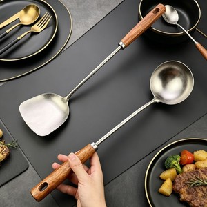 Juego de espátula y cuchara para sopa de titanio puro con mango de madera para cocinar y freír en la cocina, 2 piezas - Product Image 4