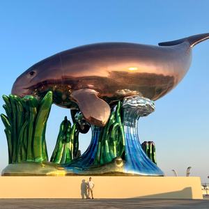منحوتة قابلة للنفخ مخصصة على شكل دولفين عملاق لامع يطفو على الماء لعام 2022 في الدوحة - Product Image 1