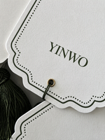 Étiquettes suspendues YINWO de forme personnalisée, impression de logo personnalisée, œillet à pompon, OEM ODM