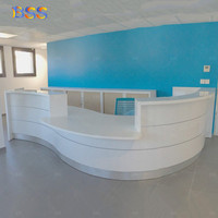 Mesa frontal médica para Hospital, muebles de diseño moderno, tamaño personalizado, piedra Artificial blanca brillante, mesa frontal curvada médica