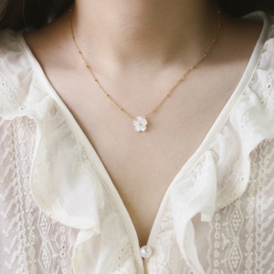 Collier pendentif fleur coquillage délicat plaqué or 18 carats, style vintage, en acier inoxydable, 18 pouces, pour anniversaires - Collection Été 2024 - Product Image 4