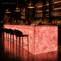 Comptoir de bar moderne en quartz rose naturel, design cascade en pierre translucide rétroéclairée, luxe pour salon, hôtel, restaurant, bar à domicile