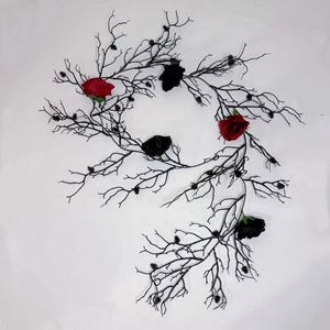 Guirlande décorative artificielle Xi Ye Halloween Rose Vine 175cm avec pommes de pin noires pour décoration suspendue intérieure et extérieure - Product Image 5