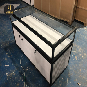 Armoire à bijoux en bois massif sur mesure avec intérieur en velours éclairé par LED et serrure de sécurité, fabriquée en noyer de qualité supérieure pour un magasin classique - Product Image 3