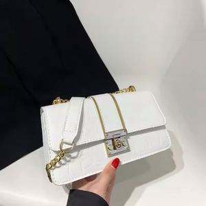 Novedad: Magnífica bolsa de noche/boda multicolor adornada con piedras en relieve y hecha a mano con cadenas de metal. - Product Image 4