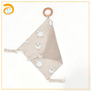 Copertina di Sicurezza per Neonati con Stampa di Pecorella, Peluche Morbido con Anello Massaggiagengive in Legno - Product Image 2