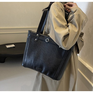 Sac fourre-tout tendance pour femme en cuir blanc avec bordure noire - Product Image 3