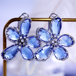 Orecchini a Perno con Grandi Fiori per Donne, Design Floreale, Accessori per Orecchie da Indossare Quotidianamente - Product Image 1