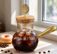 Carafe à café en verre ambré avec couvercle en bambou, décor en feuille ajourée dorée et poignée dorée texturée, bouilloire à café en borosilicate